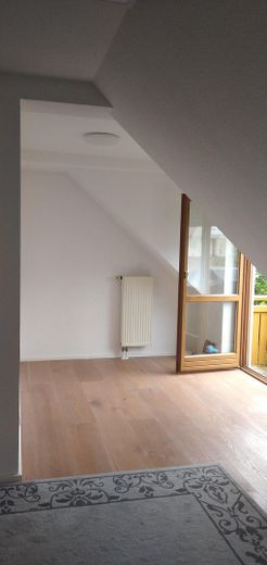 Schöne 3 Zimmer Dachgeschosswohnung mit Weitblick in ruhiger Lage in 91238 Offenhausen – Essecke mit Zugang zum Balkon