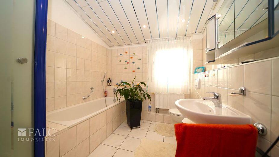 Mit Blick zu den Rebhängen am Heuchelberg - FALC Immobilien Heilbronn – Badetempel