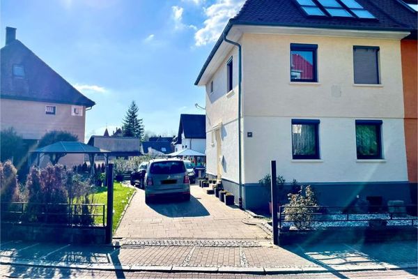 CHARMANTE MAISON MITOYENNE À BÜHL : Agencement convivial, jardin et remise dans un quartier résidentiel privilégié
