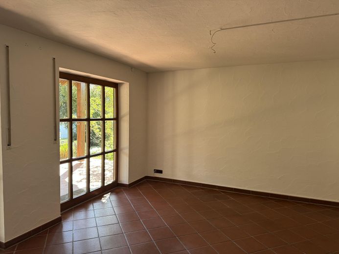 Gartenwohnung mit überdachter Terrasse und 5 Zimmern – Wohnzimmer