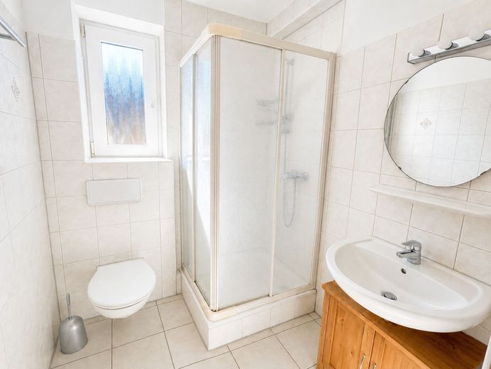 Urlaub beginnt hier - helle Ferien-Wohnung mit 
Balkon &amp; Sauna an der Nordsee in Dorum-Neufeld – Modernes Tageslichtbad