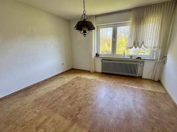 Viel Raum für Ideen: Zweifamilienhaus mit großem Garten, Garagen und Nebengebäude in Gohfeld – Schlafzimmer im EG