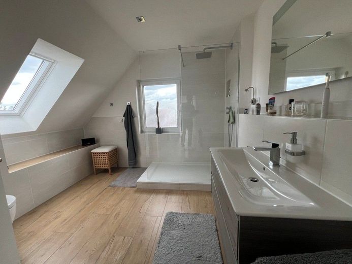 EXKLUSIVES EINFAMILIENHAUS IN RUHIGER UND GRÜNER LAGE VON BÜHLAU – Hauptbad im OG
