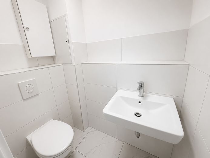 مساحة تجارية مشرقة مع واجهة عرض كبيرة في كرويتسبرغ – Waschbecken mit WC