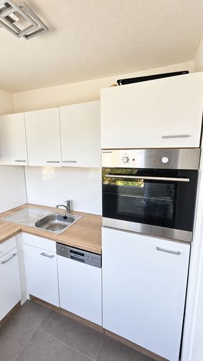 Renovierte 1-Zimmer Wohnung mit Einbauküche, Waschmaschine und Parkplatz – Küche inkl. Einbauküche