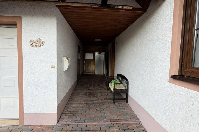 Großzügiges Familienanwesen mit Einliegerwohnung, 225 m² Wohnfläche und besonderem Flair – Überdachter Hauseingang