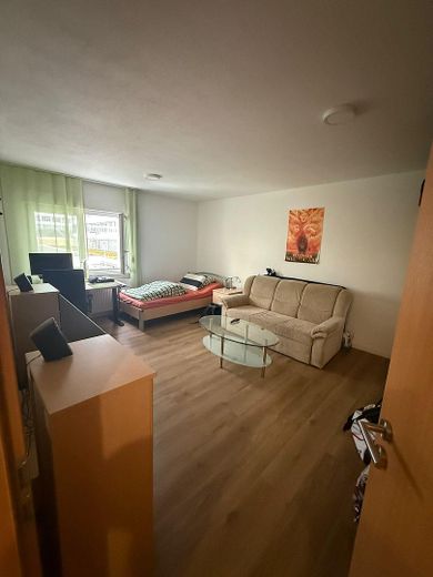 Exklusive 3 - Zimmer-Wohnung in zentraler Lage mit großem Balkon – Zimmer 1