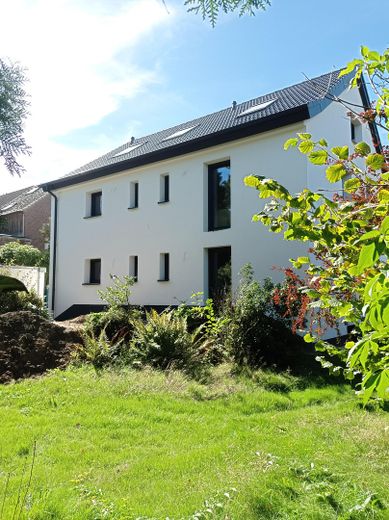 Erstbezug nach Kernsanierung – Rückansicht (fehlender Balkon)
