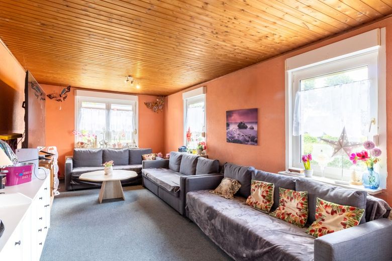 Einfamilienhaus mit viel Potenzial und Raum für eigene Ideen – Wohnzimmer