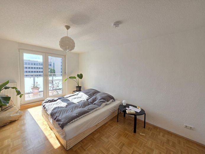 Nicht alltägliche 2,5 Raum Komfortwhg. großer Sonnenbalkon, Bad: Wanne + Dusche, Echtholzparkett – Schlafen mit Rolläden