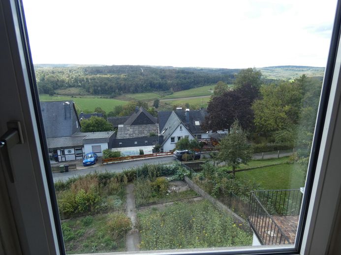Mehrfamilienhaus mit Südlage und traumhaftem Ausblick – Ausblick Wohnzimmer DG