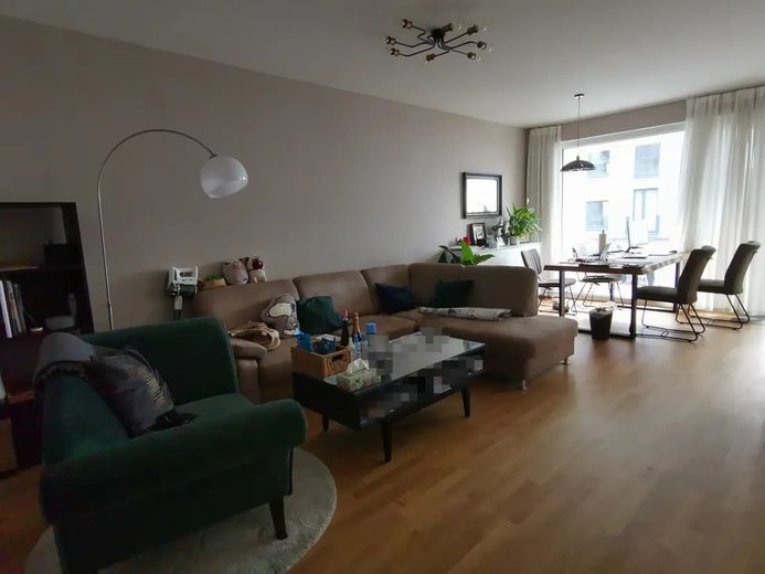 recent gerenoveerd volledig gemeubileerd 3-kamerappartement met balkon en inbouwkeuken in Neu Isenburg Ost – Wohnzimmer