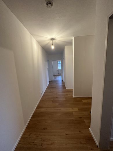 Exclusively modernized 3-room apartment with south-facing balcony, new bathroom & fitted kitchen – Foto 5
