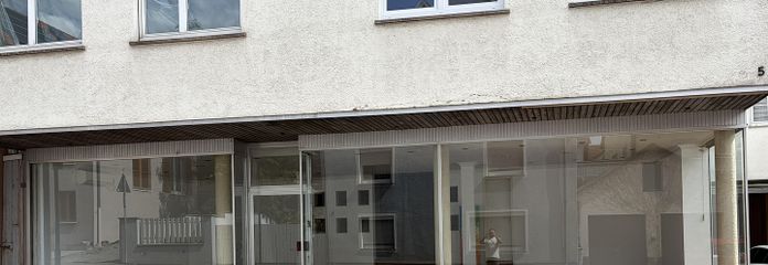Bright commercial space with shop windows, 83 sq m, in Sachsenheim
