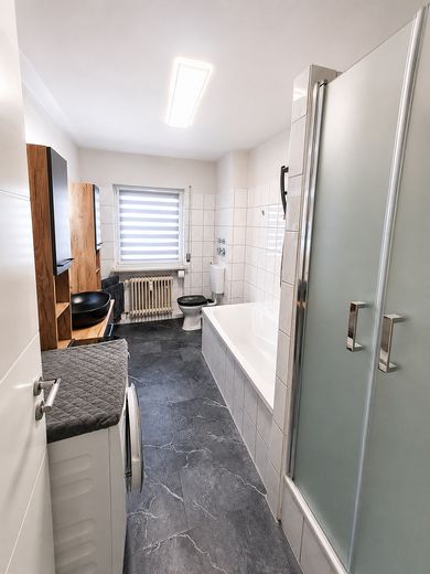 Großzügige 4-Zimmer-Wohnung in Rosenheim mit 2 Bädern & 2 Balkonen – Bad groß