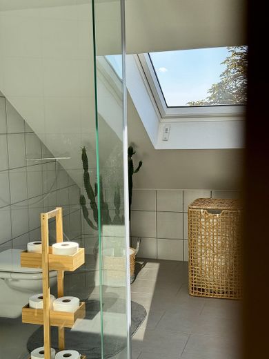 Maisonette de estilo antiguo inundada de luz, con chimenea, aire acondicionado y un ambiente residencial tranquilo – Badezimmer OG