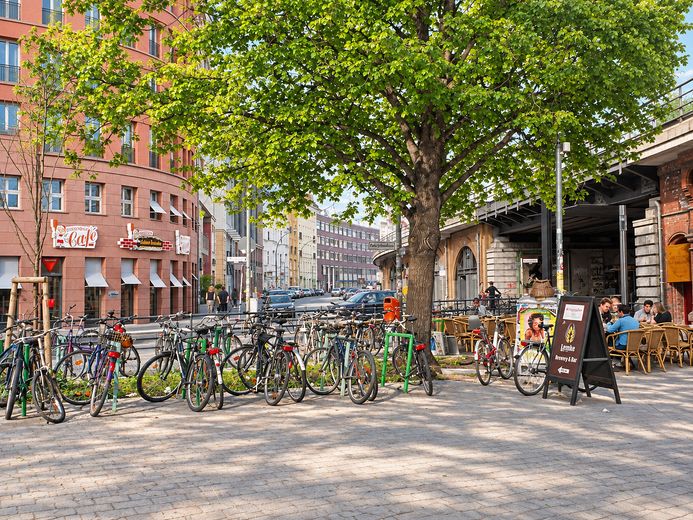 Hackescher Markt: merkezi konumda, huzurlu ve yeşil – Blick in die Dircksenstraße