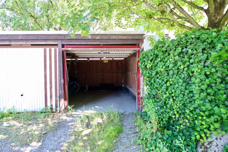 Carport mit abschließbarem Tor