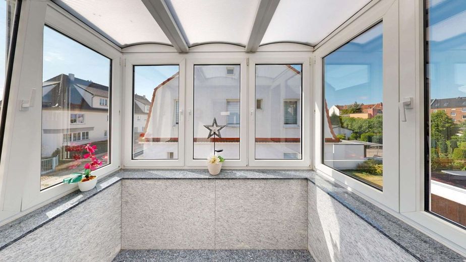 Familienhaus mit 162 m², Wintergarten und Garten in zentraler Lage von Burg bei Magdeburg – Balkon