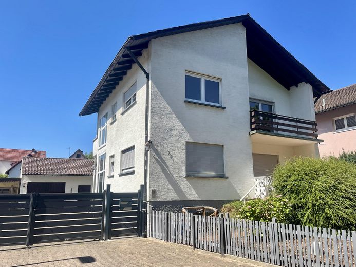 Einfamilienhaus mit 5 Zimmern ab sofort zu vermieten – Ansicht vorne