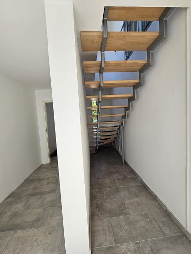 Großzügige Maisonette im Architektenhaus mit Kamin, Balkon & Albblick – ideal für 1–2 Personen – Abstellraum (EG)