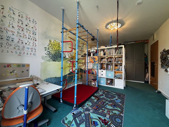 ¡De particular, sin agencia inmobiliaria! Casa adosada intermedia ideal para familias, en una ubicación perfecta y con instalación solar – Kinderzimmer 1