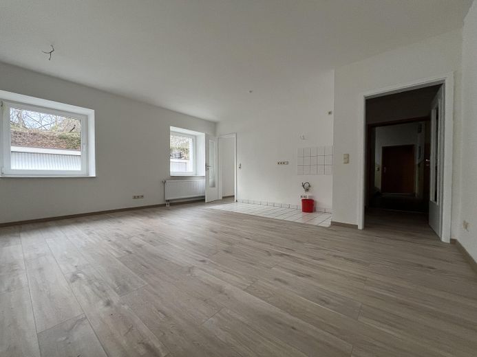 helle 2-Raumwohnung in Chemnitz-Klaffenbach im Erdgeschoss – Wohnzimmer mit Küche