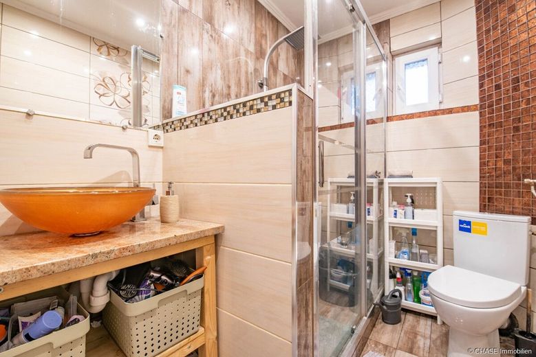 Einzigartiges Einfamilienhaus in angenehmer Hanglage mit Pool &amp; großem Grundstück - in Eschershausen – EG - Badezimmer