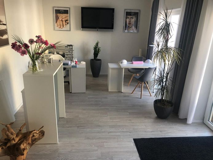 Aantrekkelijk appartementencomplex in Otterberg, 5 wooneenheden – Nagelstudio EG West