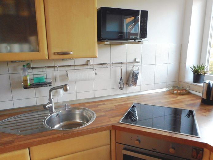 Helle voll möblierte Maisonette-Wohnung auf 2 Ebenen in ruhiger Lage in Hamburg-Eidelstedt – Detail Einbauküche