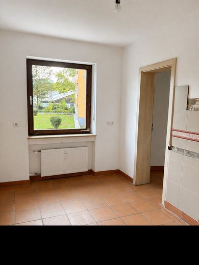 Bezugsfrei & provisionsfrei: Großzügige 2-Zimmer-Wohnung mit Südwest-Loggia und Stellplatz – Küche, Tür zum Abstellraum