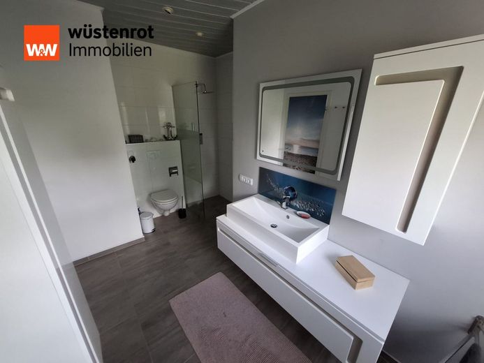 Wohnen mit Charme, Platz und Lebensqualität - Großzügiges Einfamilienhaus auf 1.373 m² Grundstück – Badezimmer mit Dusche im EG
