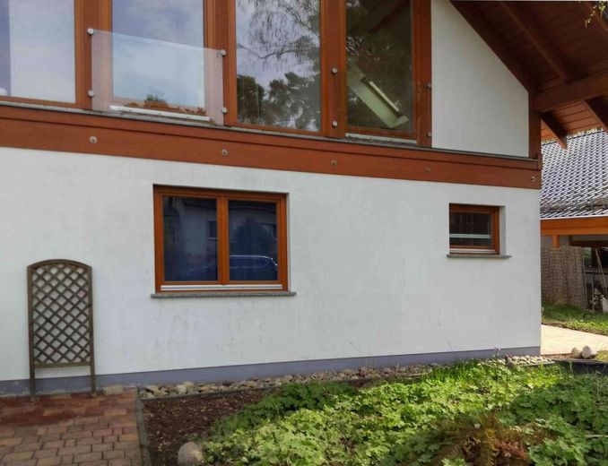 Hochwertige Baukunst &amp; nachhaltige Ausstattung - ein Zuhause mit Zukunft – harmonische Linienführung mit Naturstein und Holz