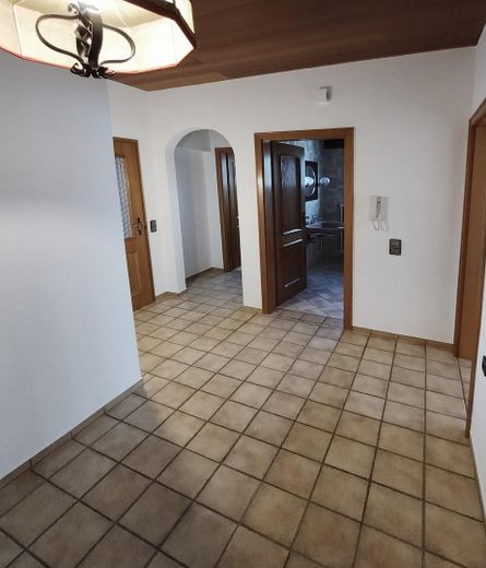 Appartamento ristrutturato con 3 locali (piano terra), cucina e terrazza esposta a sud, in posizione tranquilla a Kleinostheim – Flur