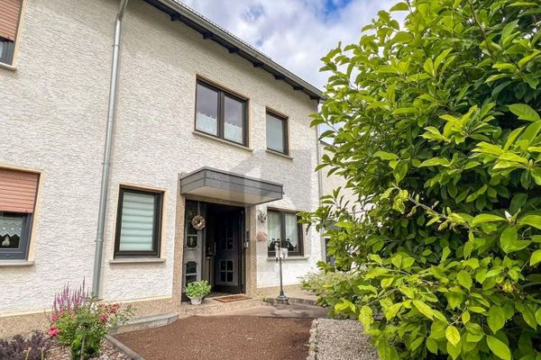 CASA FAMILIARE CON APPARTAMENTO MANSARDATO E GARAGE DOPPIO