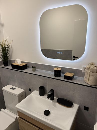 Bad mit beleuchtetem Spiegel