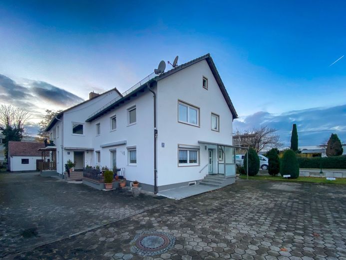 Gepflegtes Anwesen - WEG bestehend aus 5 Parteien! Großes Grundstück - hoher Wert!