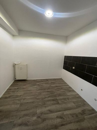 Wohn / Geschätshaus am Bahnhof/Fußgängerzone – Wohnung 1. OG (Saniert 12.25)