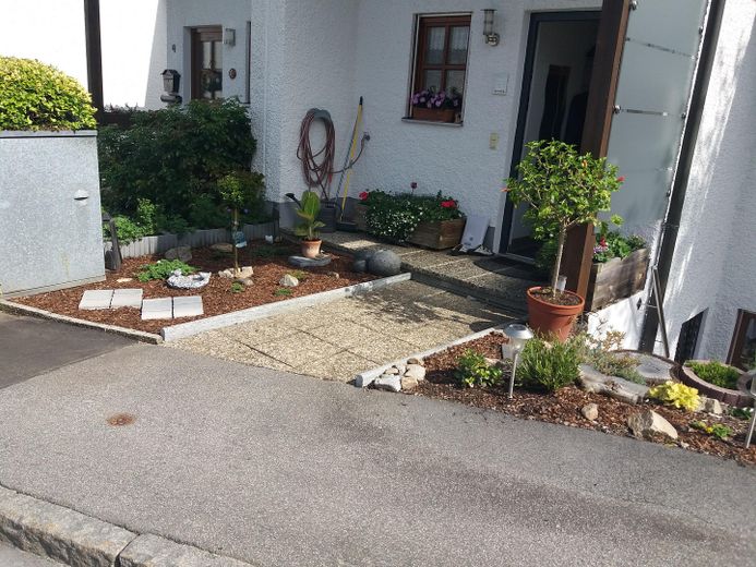 Spaziosa casa a schiera di testa, ammodernata con materiali di alta qualità, parzialmente arredata – Vorgarten Eingang