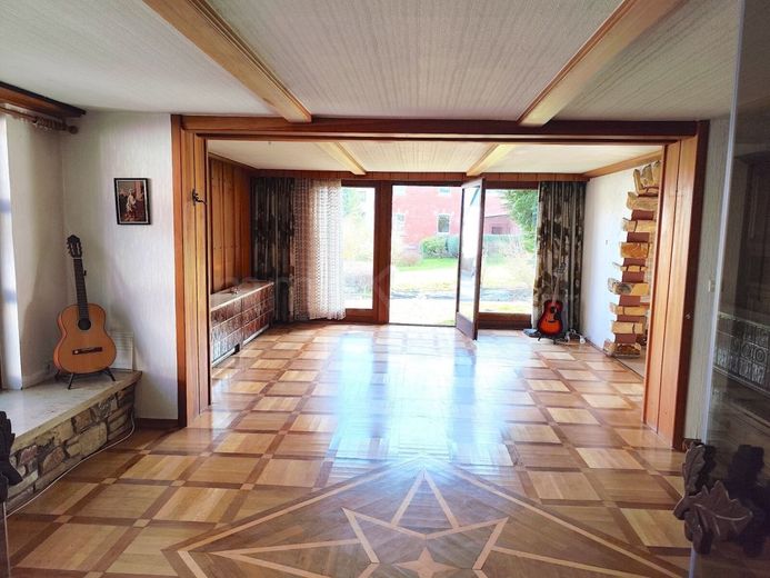 GROSSZÜGIGES HAUS + TOLLE MATERIALIEN! ++ IDEAL FÜR PFERDEHALTUNG ODER ÄHNLICHES! ++ – BLICK IN DEN ESS UND WOHNBEREICH
