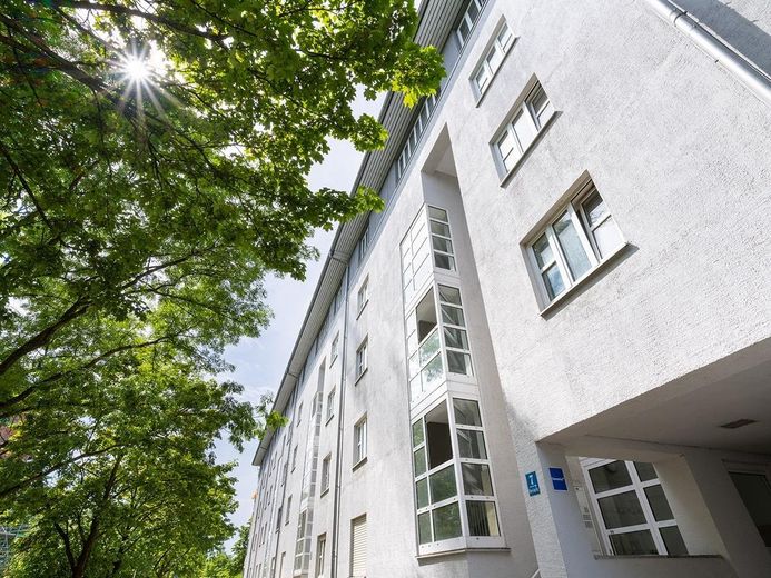 Top modernisierte, gut vermietete 4-Zimmer-Wohnung mit großem Balkon und Parkplatz – Gebäude