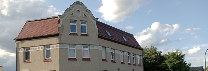 Außenansicht mit Parkplatz