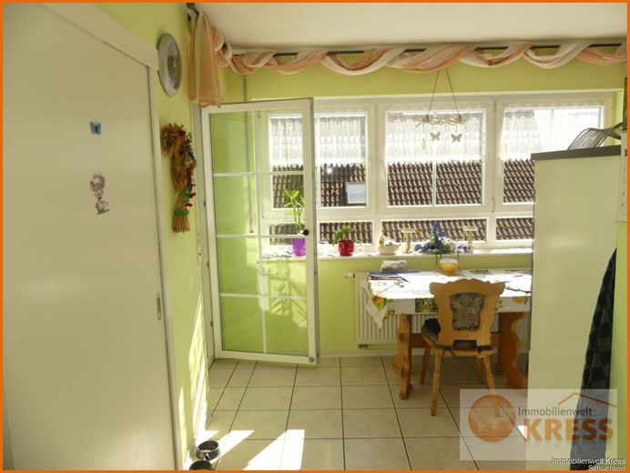 Moderne, zentrale, komfortable 3-Zimmer ETW 1.OG, Balkon, neuwertiger EBK und 3 PKW-Stellplätzen – Bild 3