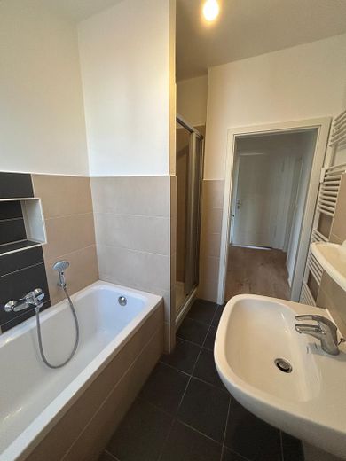 Lichtdurchflutete 5-Zimmer-Wohnung im Paulusviertel – Bad mit Badewanne und Dusche