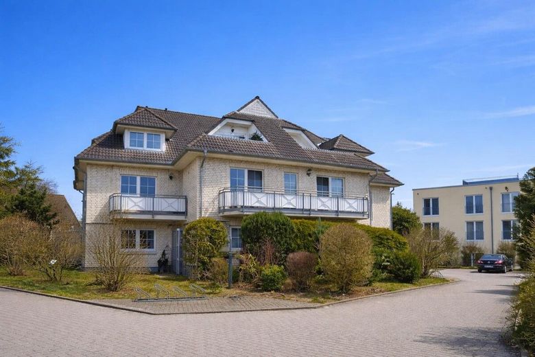 HORN IMMOBILIEN++RESERVIERT! Neubrandenburg, helle 3-Raum Eigentumswohnung mit Balkon, Stellplatz und Einbauküche – Straßenansicht