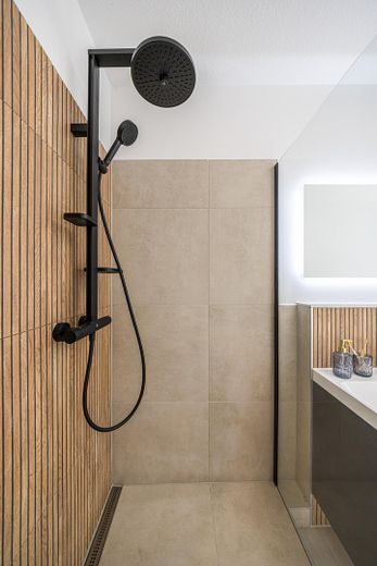 *Modernisiert & provisionsfrei: 2-Zimmer Altbau in Leipzig | 4 % Rendite + 4,25 % AfA* – Badezimmer