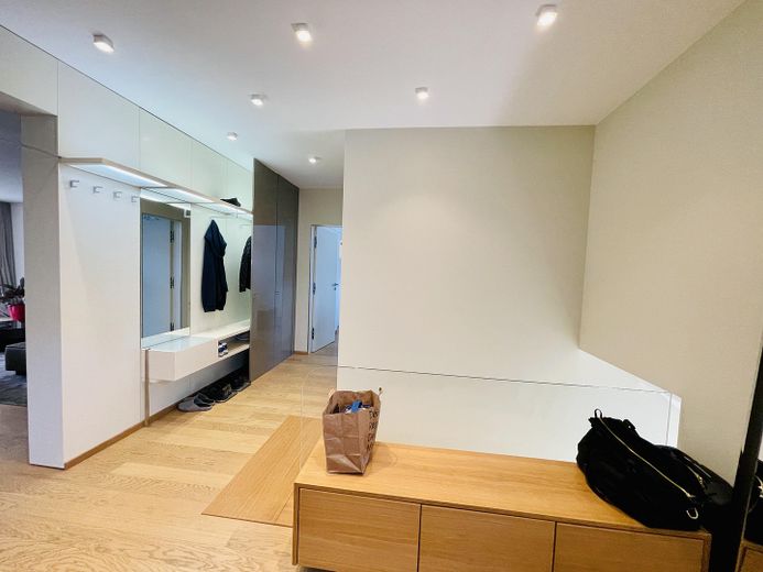 Designer Maisonette-Wohnung nähe Zoopark mit Blick ins Grüne, Fussbodenheizung, Kamin, Terrasse – Flur