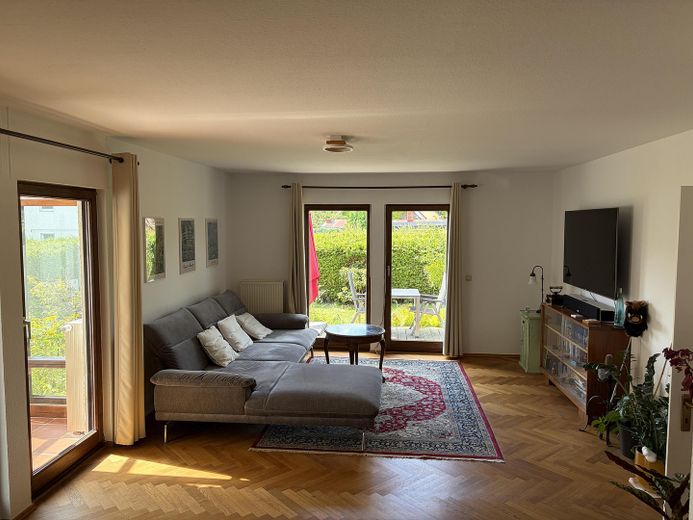 Provisionsfrei in die Zukunft! EFH mit Wärmepumpe und PV nahe Wald und Wasser – Wohnzimmer