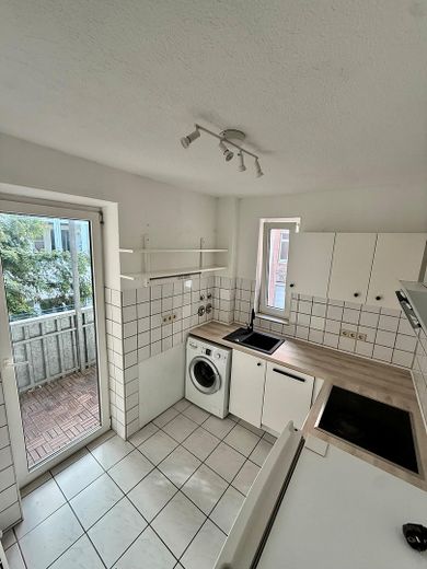 Küche mit Zugang zum Balkon