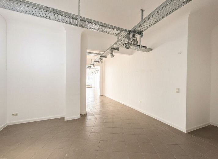Viel Platz für Ihre Geschäftsidee direkt am Neumarktplatz in Varel: 350qm Ladenfläche zu vermieten – Hinterer Ladenbereich Blick nach vorne